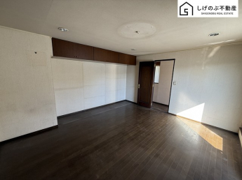 【内装】 全居室に収納を完備しておりますので、いつでもお部屋をすっきりとお使い頂けそうです。