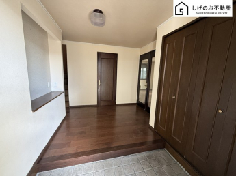 【玄関】 玄関横には大家族にも対応可能なシューズクローゼットが完備されています。