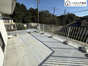 青い空が広がる開放的なバルコニー。日差しを遮るものがないので、育ち盛りのお子様のお洗濯ものが多くてもたっぷり気持ちよくお洗濯して頂けます。