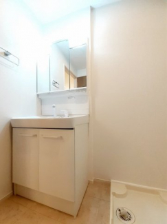 【洗面所】 脱衣スペースもあります