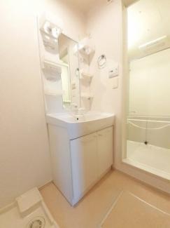 【洗面所】 脱衣スペースもあります