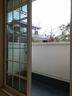 【バルコニー】 暖かな日差しのふりそそぐバルコニー