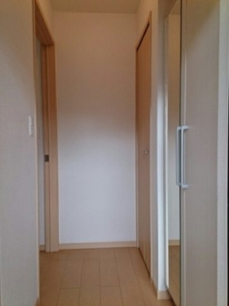 【玄関】 明るい玄関です