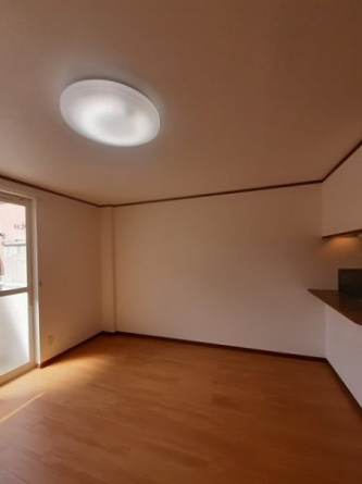 【内装】 明るい色調の室内です