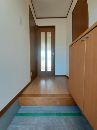 【玄関】 明るい玄関です