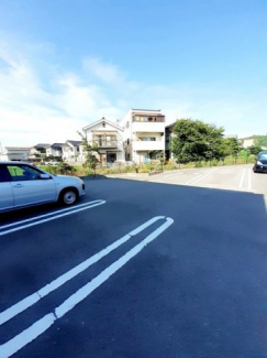 【駐車場】 駐車スペースもあります