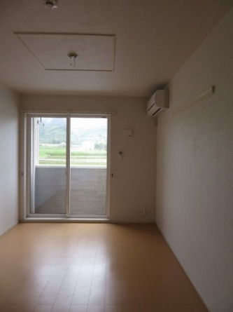 【内装】 明るい色調の室内です