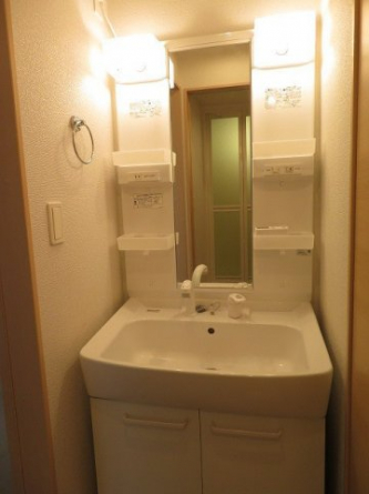 【洗面所】 明るい洗面所です