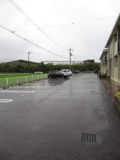 【駐車場】 車をお持ちの方に嬉しい駐車場付きの物件です