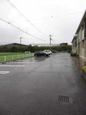 【駐車場】 車をお持ちの方に嬉しい駐車場付きの物件です