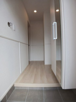 【玄関】 収納もある玄関です