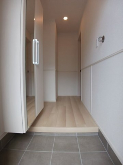 【玄関】 明るい玄関です