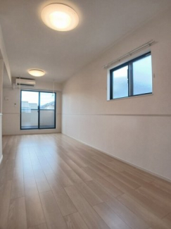 【内装】 明るい色調の室内です