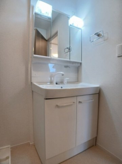 【洗面所】 脱衣スペースもあります