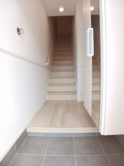 【内装】 明るい色調の室内です