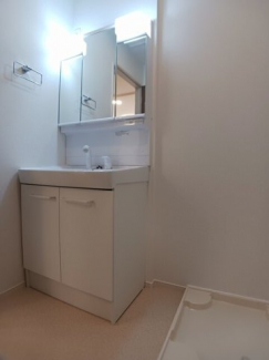 【洗面所】 明るい洗面所です