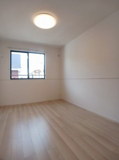 【内装】 明るい色調の室内です