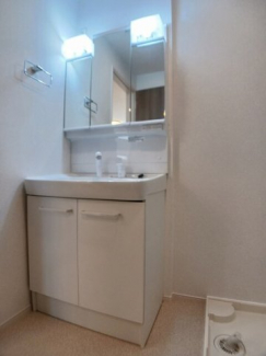 【洗面所】 明るい洗面所です