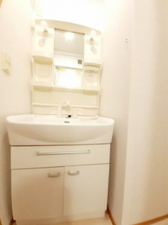 【洗面所】 明るい洗面所です