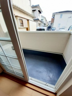 【バルコニー】 暖かな日差しのふりそそぐバルコニー