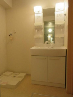 【洗面所】 脱衣スペースもあります