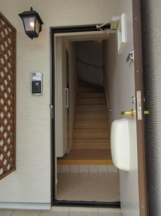 【玄関】 落ち着いた玄関です