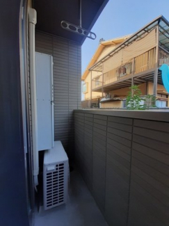 【バルコニー】 外からの目が気にならないバルコニーで洗濯物が干せます