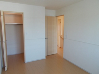 【内装】 明るい色調の室内です