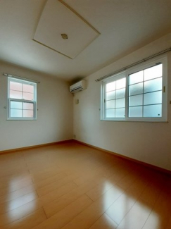 【内装】 明るい色調の室内です