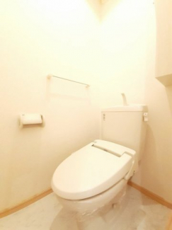 【トイレ】 落ち着いた色調のトイレです