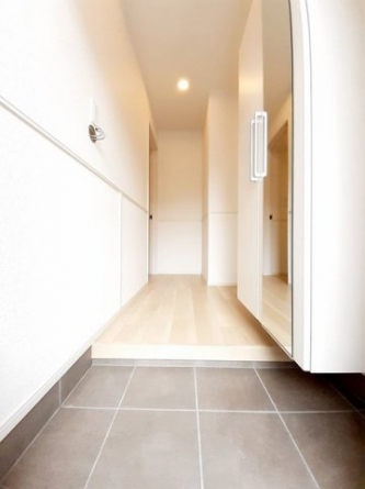 【玄関】 落ち着いた玄関です