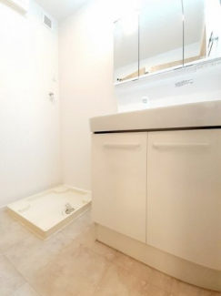 【洗面所】 明るい洗面所です