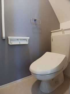 【トイレ】 落ち着いた色調のトイレです