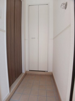 【玄関】 明るい玄関です