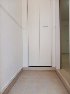 【玄関】 明るい玄関です