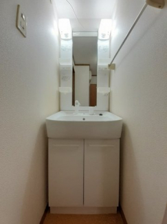 【洗面所】 明るい洗面所です