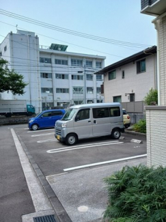 【駐車場】 駐車スペースもあります