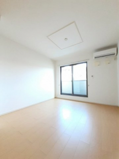 【内装】 明るい色調の室内です