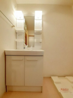 【洗面所】 明るい洗面所です