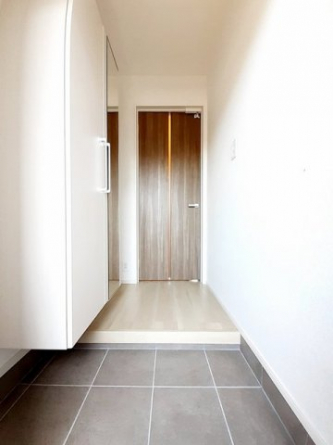 【玄関】 落ち着いた玄関です