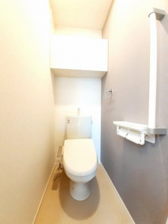 【トイレ】 落ち着いた色調のトイレです