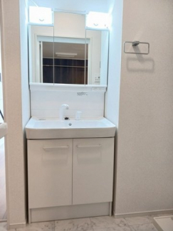 【洗面所】 脱衣スペースもあります