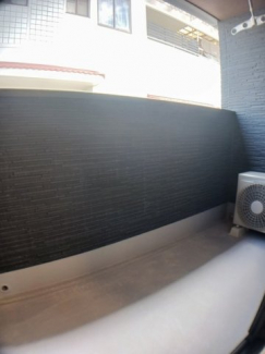 【バルコニー】 外からの目が気にならないバルコニーで洗濯物が干せます