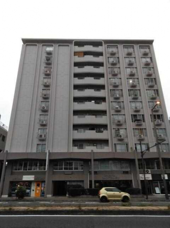 1Fにチョコレート専門店、食事処、エステ店などの店舗が入って