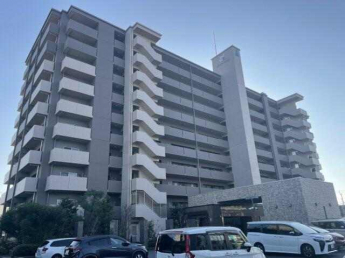 10階建て・計90戸 重厚感のある外観のマンションです。