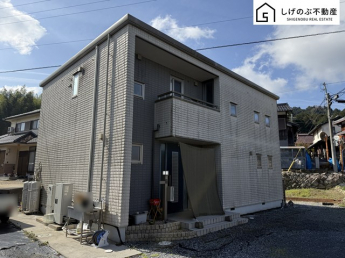 【外観】 4LDK
駐車8台可!
角地
敷地 約187坪!
敷地内に倉庫あり