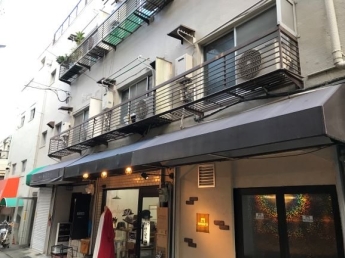 【外観】 すこしレトロな外観です。1階にはギャラリーと純喫茶、炉窯の有名店が営業中です。