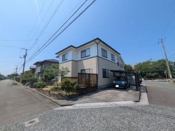 【外観】 角地で開放感があり、お庭の緑も楽しめます。屋根付きカーポート完備で雨の日の愛車管理も快適です。