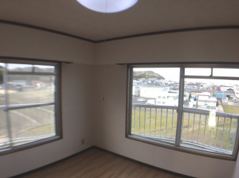 角部屋の東北の洋室　壁は全面張替えしております