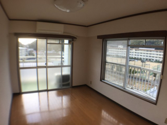 南西の寝室　壁　天井　全面張替えしております